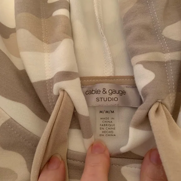 Cable & Gauge Camouflage Hoodie in Beige and White size Medium - Picture 3 of 5